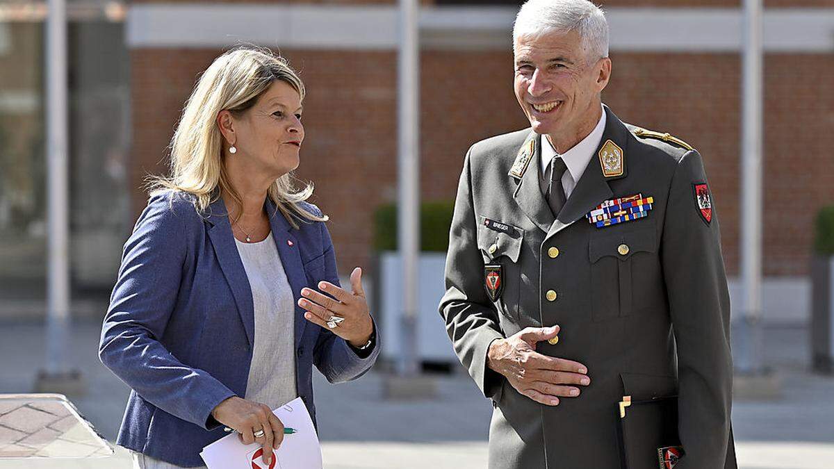 Ministerin Klaudia Tanner pflegt ein gutes Verhältnis zu ihrem Generalstabschef Robert Brieger