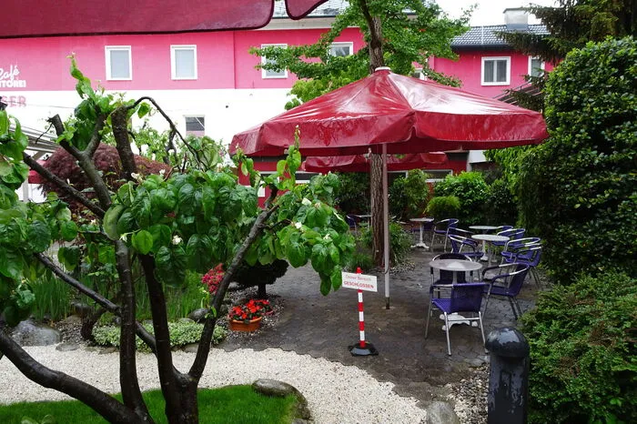Im Gastgarten des Café Moser ist alles für die Gäste hergerichtet. Die Sitzplätze wurden um ein Drittel reduziert.