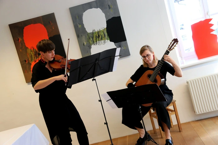 Das Duo "Sonoma" mit Mira und Sara Gregorič umrahmte die Vernissage musikalisch.
