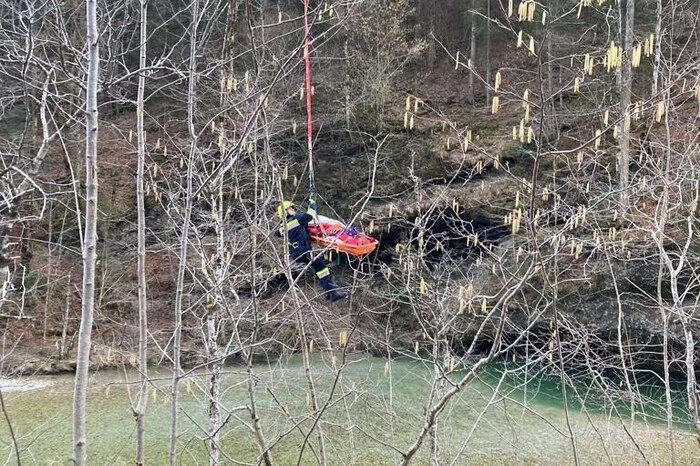 Die Spaziergängerin wurde beim Versuch, ihren Hund zu retten, von der Strömung erfasst und in eine Aushöhlung gedrückt. Die Rettung gestaltete sich schwierig