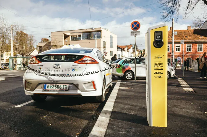 Auch Ladestationen für E-Taxis sind am Schillerplatz nun installiert.