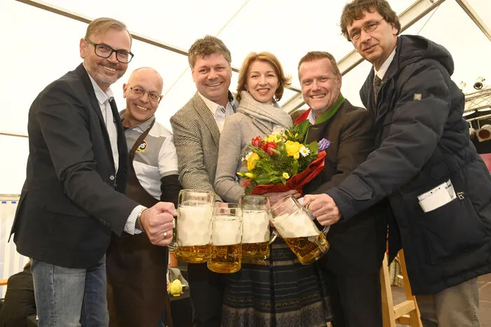 Gerald Smesovsky, Hans Jürgen Sternath, Bürgermeister Gerhard Pirih, Landeshauptmann-Stellvertreterin Gaby Schaunig, Messechef Dirk Drechsler sowie Peter Demschar von der Wirtschafstkammer.