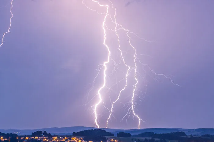 1,2 Millionen Blitze im Jahresdurchschnitt verzeichnet der venezolanische Bundesstaat Zulia jedes Jahr. Nirgendwo sonst auf der Welt blitzt es häufiger. Auslöser sind die sogenannten Catatumbo-Gewitter am Südrand des Maracaibo-Sees. Zwischen April und November kommt es hier jedes Jahr zu einem wahren Gewitter-Feuerwerk.