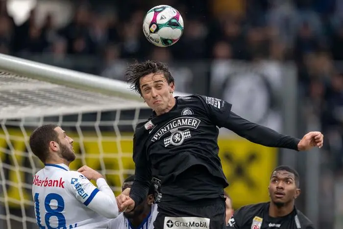 Auf dem Rasen steckt Albert Vallci vor keinem Zweikampf zurück