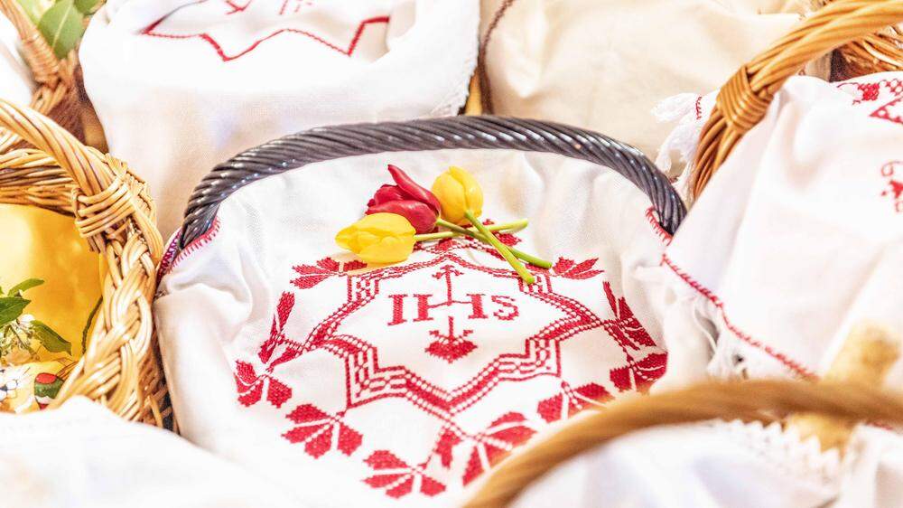 In Körben werden die Osterspeisen traditionellerweise zur Segnung getragen