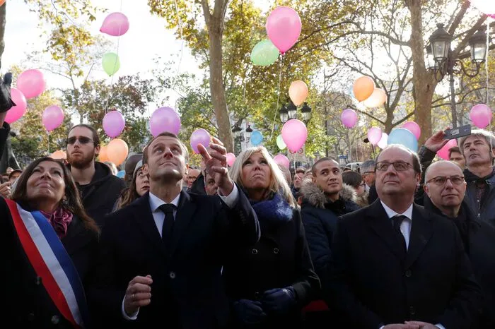 Zum Abschluss der Gedenkzeremonien ließ die Opfer-Organisation Life for Paris vor dem Rathaus des 11. Pariser Stadtbezirks wie schon im Vorjahr symbolisch Ballons für alle Opfer der Anschläge aufsteigen.
