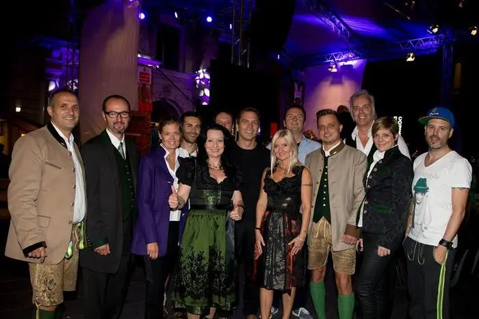 mit den Seern. Im Bild ist weiters das Aufsteirern-Team (Giuseppe und Astrid Perna, Markus und Alexandra Lientscher), Dirigent Dirk Kaftan (Mitte) und Michael Gradischnig (Steiermärkische; 2. v. l.)