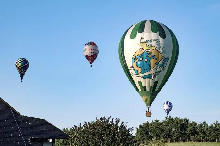 Später waren am Himmel über Puch mehrere Ballone zu erblicken.