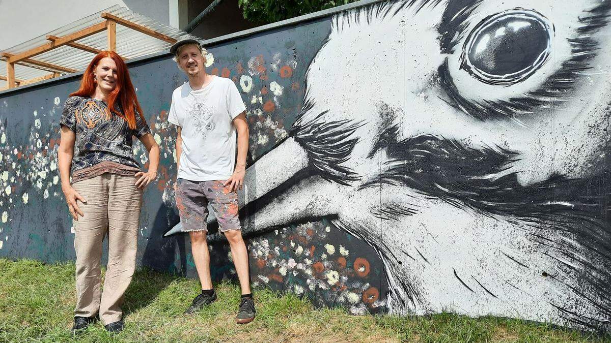 Hermine Arnold, Vereinobfrau Nedi und Künstler Gernot Passath vor der &quot;Wand der Artenvielfalt&quot;