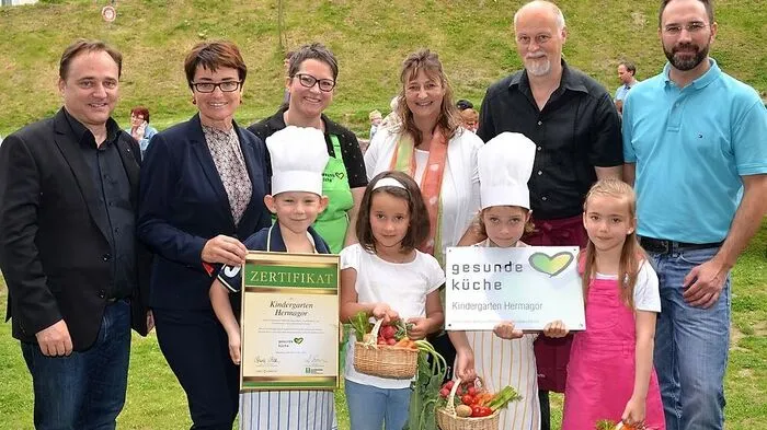 Bürgermeister Siegfried Ronacher, Beate Prettner, Köchin Renate Zerza, Anita Bachmann, Koch Martin Welti, Vizebürgermeister Josef Zoppoth mit Kindern