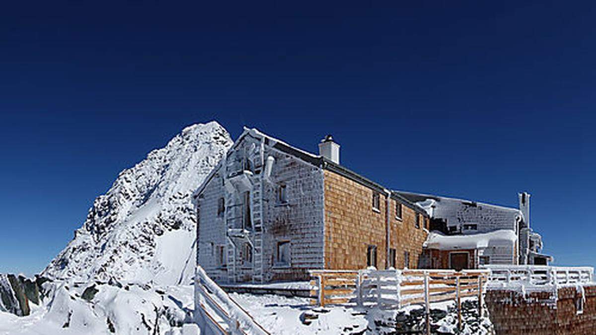 Für die Erzherzog-Johann-Hütte auf der Adlersruhe auf 3454 Meter wurde von SW Umwelttechnik eine vollbiologische Kläranlage mit integriertem Fettabscheider eingebaut. Die Anlieferung der Einzelteile erfolgte per Helikopter