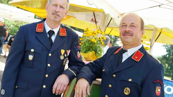 Zwei Tage lang wurde das Jubiläum der Feuerwehr gefeiert. Als Herausforderung des sonntäglichen Frühshoppens stellte sich der Bieranstich durch Bürgermeister Valentin Blaschitz dar.