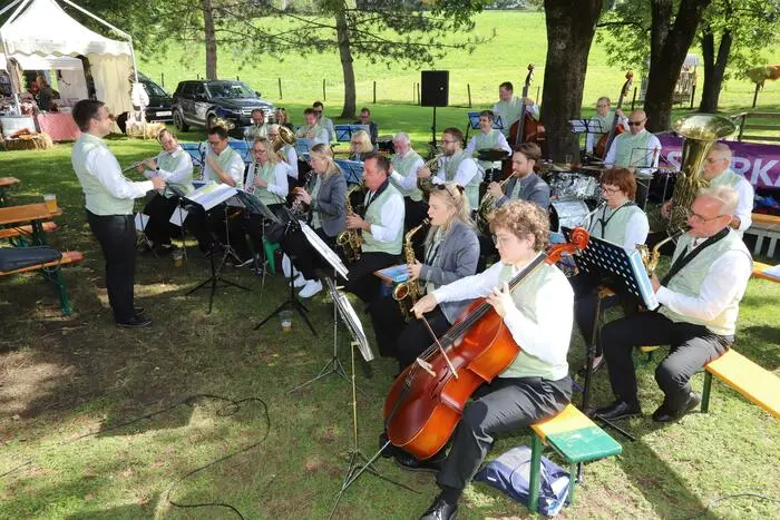 Von der Stadtkapelle Feldkirchen gab es einen Frühschoppen im Feriendorf zu hören.