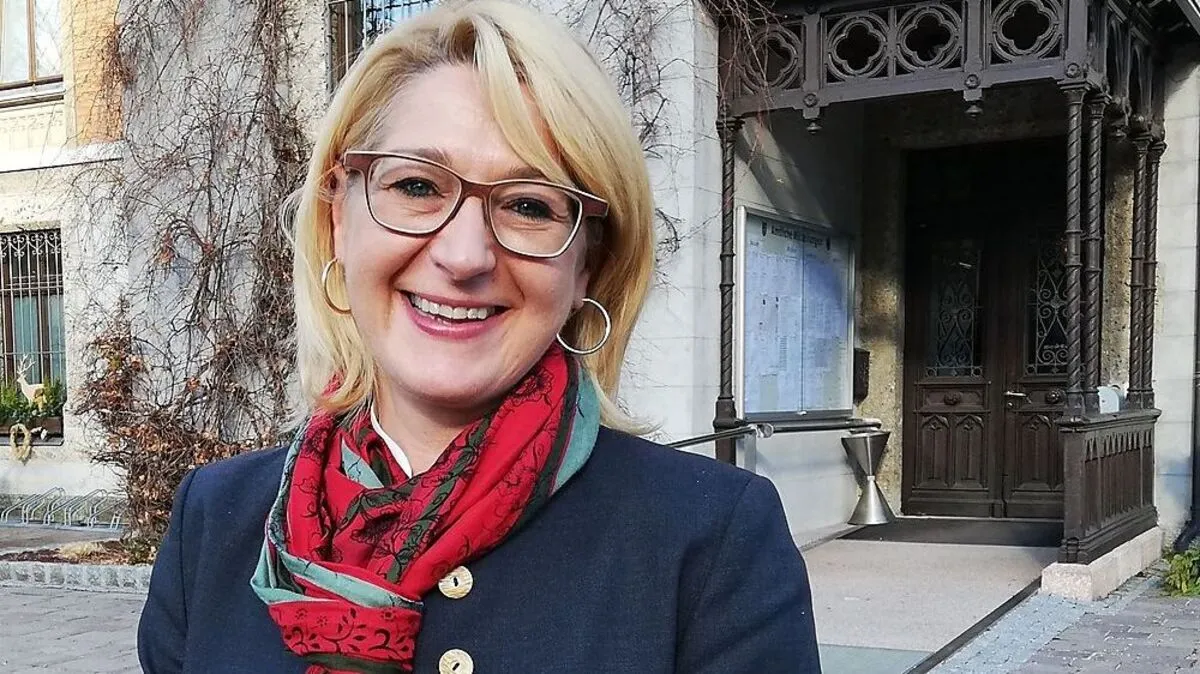 Elisabeth Krammel nimmt Platz auf dem Bürgermeistersessel  