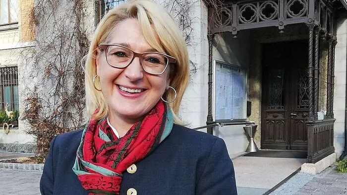 Elisabeth Krammel nimmt Platz auf dem Bürgermeistersessel