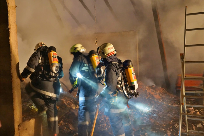 Sechs Feuerwehren mit 68 Einsatzkräften rückten aus, sie verhinderten, dass sich das Feuer auf das gesamte Wirtschaftsgebäude ausbreitete.