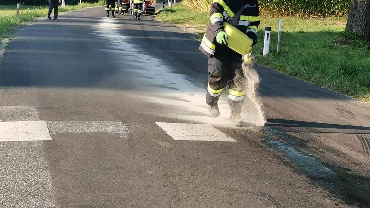 Zwei Stunden waren die Feuerwehrleute im Einsatz um die Ölspur zu binden und die Fahrbahn  zu reinigen