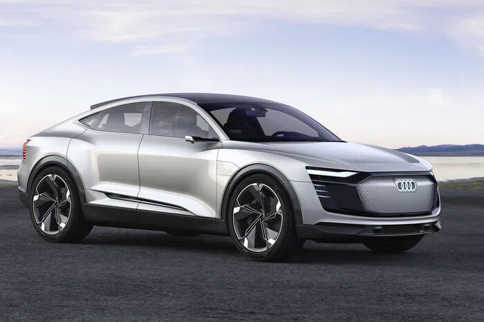 Für den Antrieb nutzt das Showcar eine Konfiguration, die auch in künftigen Serien-Audi mit vollelektrischem Antrieb zu finden sein wird: Eine E-Maschine an der Vorderachse und zwei an der Hinterachse treiben alle vier Räder an.