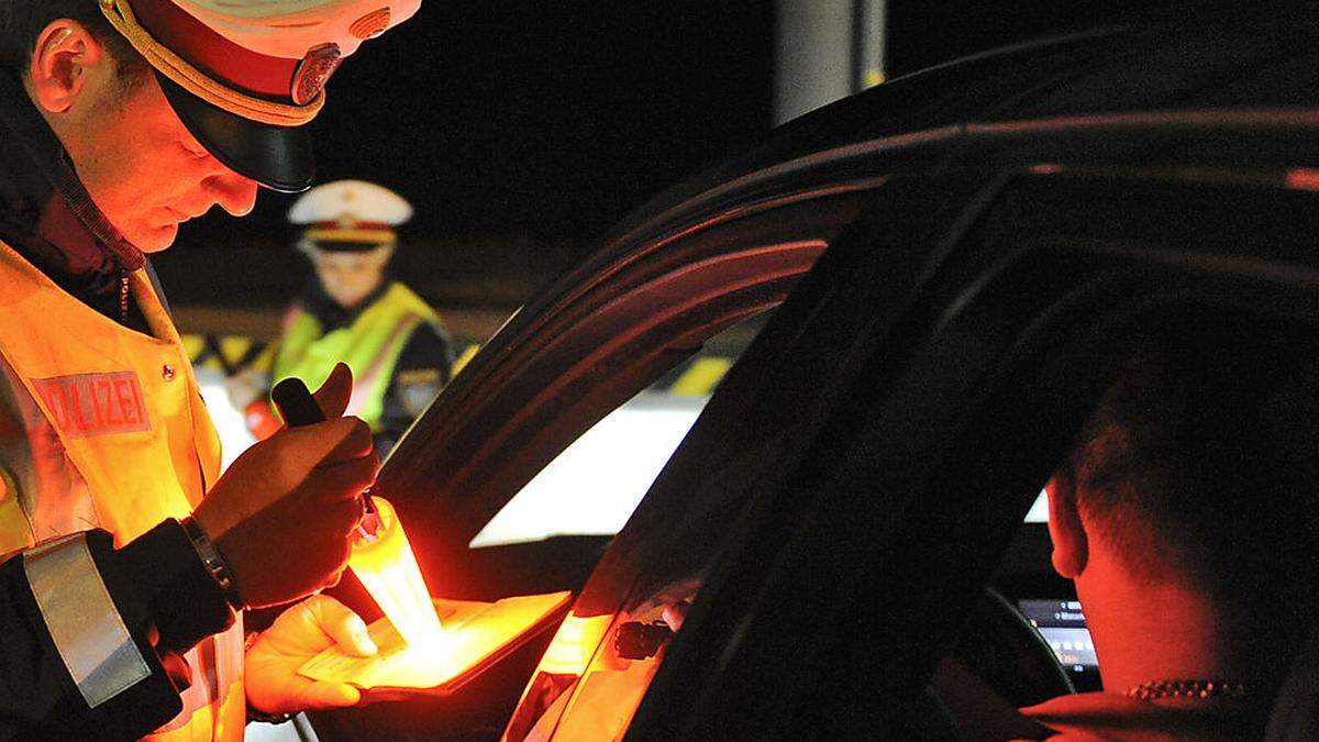 Bei der Kontrolle nach der Verfolgungsjagd musste die Polizei Pfefferspray einsetzen (Archivbild)