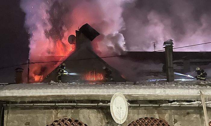 Bis zu 150 Feuerwehrleute kämpfen stundenlang gegen die Flammen