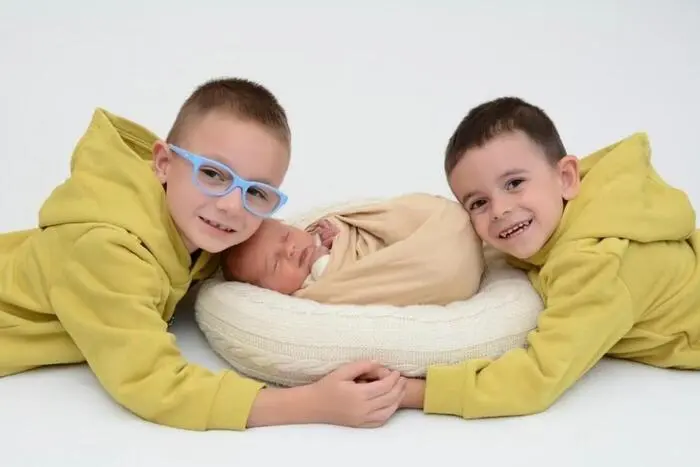 Ein perfektes Trio mit Matteo Alexander | Mit Matteo Alexander (2640/45), geboren am 17. September, ist das Glück von Sabrina und Michael Geisler perfekt. In Krieglach kümmern sich Raphael und Elias liebevoll um ihren Bruder.