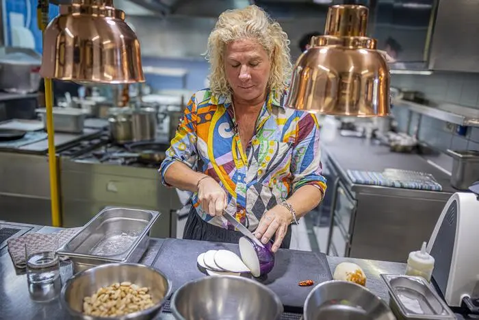 Roš brät Melanzanischeiben vorab dunkel ab.