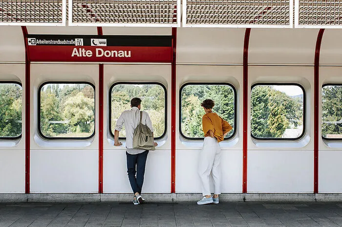 Wasser, Fahrt! Wer am Stephansplatz einsteigt, erreicht in sieben Stationen die Alte Donau, in fünf Stationen die Donauinsel – die punktet mit 42 Kilometer Stränden, Laufstrecken und Urlaubsflair. Wilder: Kajaken bei der Wildwasseranlage, Steinspornbrücke 1.