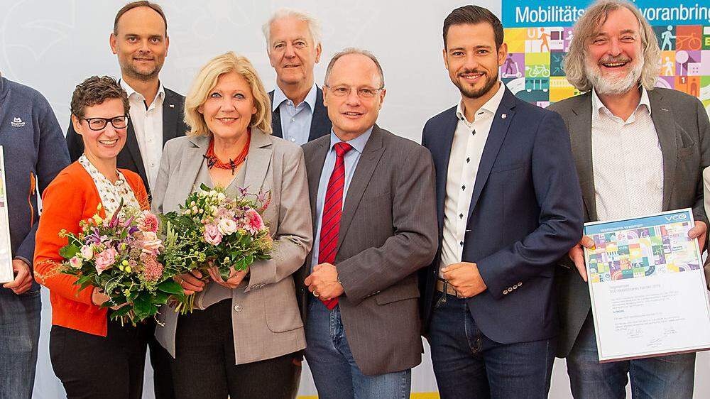 Die Träger des Mobilitätspreises mit Bürgermeisterin Maria Luise Mathiaschitz und Landesrat Sebastian Schuschnig