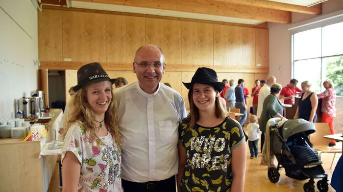 Beim großen alljährlichen Pfarrfest der Don Bosco Pfarrgemeinde in der Pfarre Siebenhügel im Klagenfurter Stadtteil Waidmannsdorf ging es bei der Heiligen Messe am Sonntag zuerst feierlich und im Anschluss beim Pfarrfest lustig zu. Im Garten wurde gegrillt. Für die Kinder stand sogar eine Wasserrutsche bereit. Im Rahmen der Heiligen Messe wurde Jugendkaplan Idczak Blazej für seine 25-jährige Ordenszugehörigkeit geehrt. Pfarrer Herbert Salzl (am Foto zu sehen) beging sein 20-jähriges Priesterjubiläum.