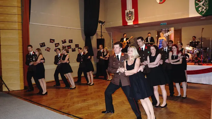 Mit einer Polonaise eröffnete die Feuerwehr Möderbrugg am 13. Jänner ihren 30. Feuerwehrball im Mehrzwecksaal.