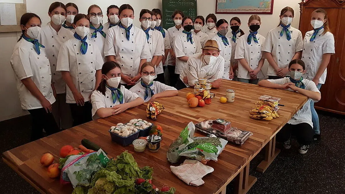 HLW-Schülerinnen und Haubenkoch Bauernhofer mit den gespendeten Lebensmitteln für ihr Menü