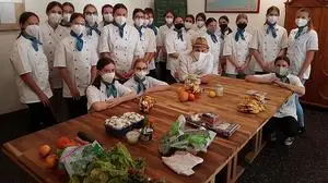 HLW-Schülerinnen und Haubenkoch Bauernhofer mit den gespendeten Lebensmitteln für ihr Menü