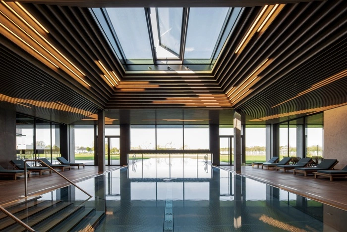 Der großzügige Spabereich mit Indoor- und Outdoor-Pool | Auf 4000 Quadratmeter können sich die Gäste rundum verwöhnen lassen