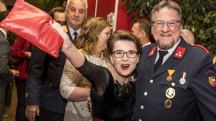 Im Landesfeuerwehrzentrum in Klagenfurt ging Samstagabend die erste "Galanacht der Uniformen" über die Bühne, zu der Feuerwehr und Militär eingeladen hatten. Über 600 Gäste - unter ihnen viele Vertreter aus Politik, Wirtschaft und öffentlichem Leben - feierten eine beschwingte Ballnacht.