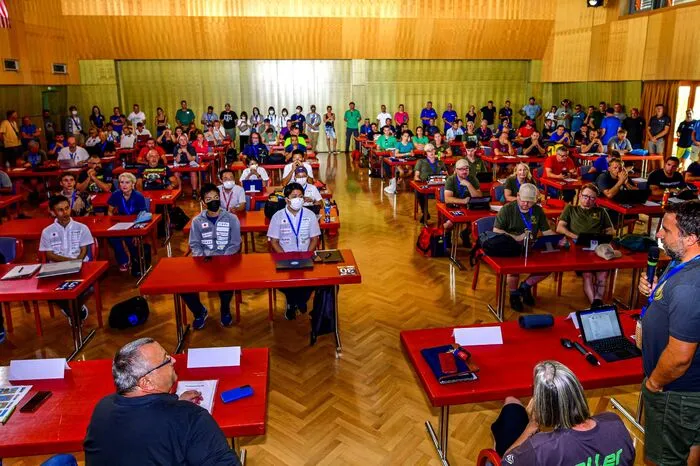 Dicht gedrängt saßen die Piloten im Kultursaal beim General-Briefing