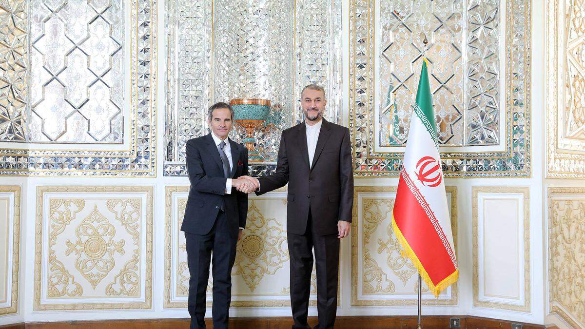 Irans Außenminister Hossein Amir-Abdollahian (r.) und Rafael Grossi, Chef der Internationalen Atomenergiebehörde IAEA. (Archivbild)