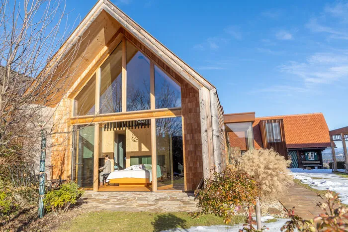 Auf einem rund 3300 Quadratmeter großen Grundstück entstand eine Anlage aus vier Häusern. Es wurden ein altes Weinstöckl, ein Wirtschaftsgebäude und ein Schilcherhaus revitalisiert und ökologisch saniert. Die Sauna „Hias“ kam neu hinzu. Hier im Vordergrund: Haus Liese-Lotte.