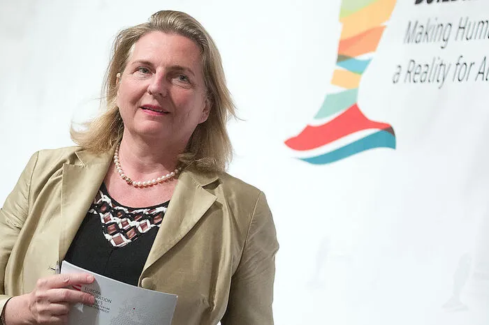 Karin Kneissl: Die Trittsichere Note: 2 Nur weil man das diplomatische Handwerkszeug kennt und sich jahrelang mit der Materie befasst hat, kann man nicht automatisch Politik. Die Außenministerin ist erstaunlich trittsicher. Sie argumentiert in der Flüchtlingsfrage deutlich nuancierter als der Kanzler. Obwohl nicht FPÖ-Mitglied, ist sie die Beste im blauen Team.