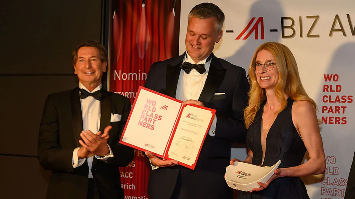 Walter Koren, Wirtschaftsdelegierter in Los Angeles, Gewinner Christoph Wachmann, Managing Director Sales & Technology, Sonya Zierhut, Business Development, Pankl Racing Systems AG 