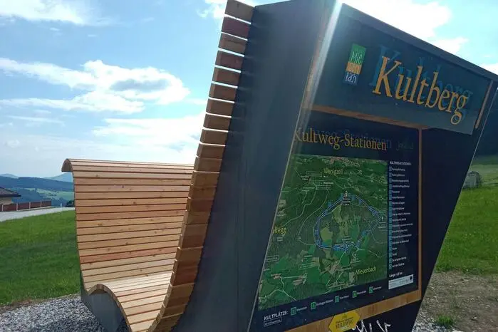 Doch die Tafeln und Sitzgelegenheiten waren in die Jahre gekommen. Darum wurde der Weg im Rahmen eines Leader-Projekts neu gestaltet. Der neue Weg lädt auf einer 4,5 Kilometer langen Strecke zu einer spannenden Reise durch Geschichte, Mythen und Brauchtum ein. Darüber hinaus wurden Kraft- und Ruheinseln geschaffen. 