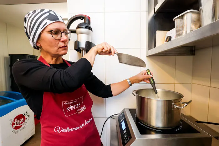 Das Popcorn wird in der Milch aufgekocht, bis es sich total auflöst. Dadurch geht der Geschmack des Popcorns auf die Milch über.
