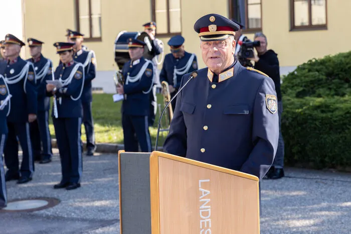 Wolfgang Rauchegger, stellvertretender Landespolizeidirektor, begrüßte die zahlreichen Besucherinnen und Besucher. Er hob die kontinuierliche Weiterentwicklung der Polizei, den hohen Vertrauensstatus in der Kärntner Bevölkerung, aber auch die Herausforderungen für Polizei und Gesellschaft in bei seiner Rede hervor.