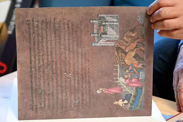 Die Original-Handschrift der "Wiener Genesis" weist Altersspuren in Form von Löchern auf. In der Reproduktion wurden diese Löcher exakt kopiert.