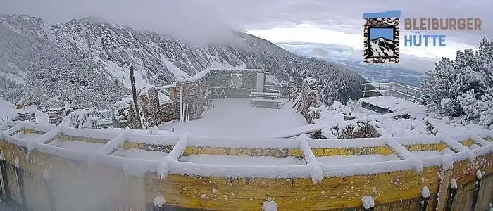 Der Schneefall zwingt den Kulturverein Petzen dazu, die Baustelle bei der Bleiburger Hütte auf rund 2000 Meter Seehöhe vorerst einzustellen