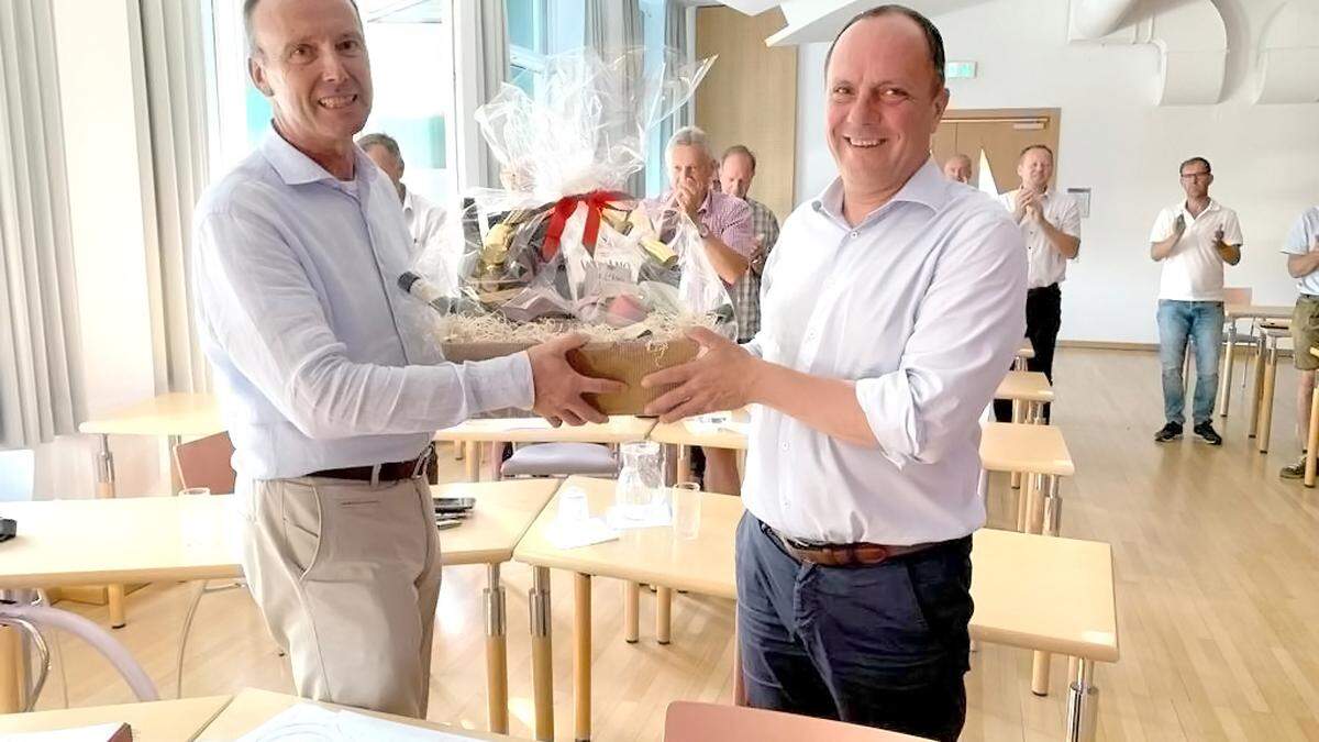 Rüdiger Taus wurde von Gleisdorfs Bürgermeister Christoph Stark bei der Bürgermeisterkonferenz verabschiedet