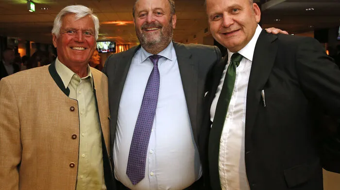Den Baumpaten und Unterstützern des "For Forest"-Kunstprojektes wurde der Wald im Stadion bereits Samstagabend präsentiert. Die zwei prominentesten Ermöglicher: Herbert Waldner (rechts) und Gerd Tilly (mitte). 