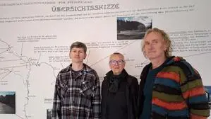 Historiker Marco Jandl gemeinsam mit Anni Seitinger und Christian „Chri“ Strassegger, die die Ausstellung „Vergesse Orte des NS-Terrors“ kuratieren