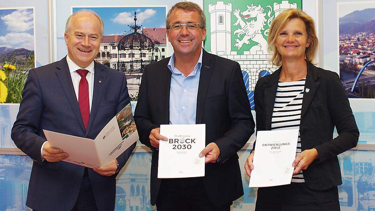 Landesrat Hans Seitinger, Bürgermeister Peter Koch und Vize Susanne Kaltenegger (v. l.) 