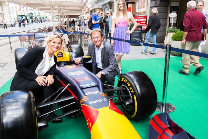 Die anwesenden Gäste, unter ihnen einige Ex-Motorsportlegenden, fanden zwischen Rennsport und Fußball genügend Gesprächsstoff, begleitet von den Edelweinen von Jarno Trulli, der vom Formal 1-Fahrer zum Winzer wurde.  