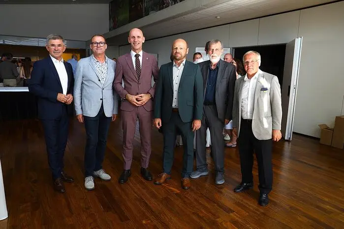 Landtagsabgeordneter Franz Fartek (1.v.l) und Landesrat Willibald Ehrenhöfer (3.v.l) mit den Geschäftsführern Josef Nestelberger und Karl Puchas, dem Landesenergiebeauftragten Wolfgang Jilek und Bürgermeister Josef Ober